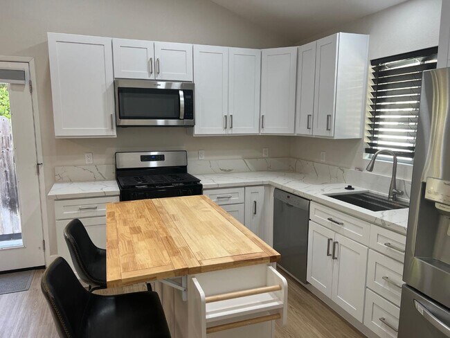 Foto del edificio - 745 Torrey Pines Pl