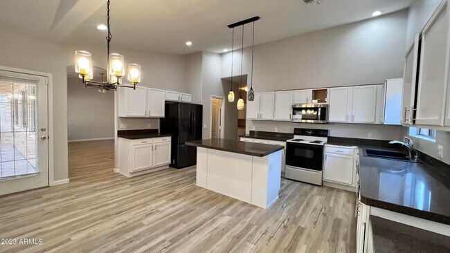 Building Photo - 495 N Bluejay Dr