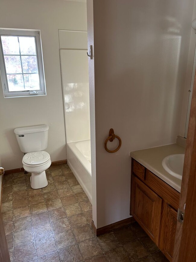 Building Photo - 4 Bedroom Home