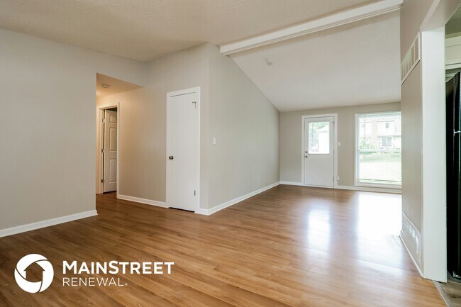 Foto del edificio - 8918 Hemlock Dr