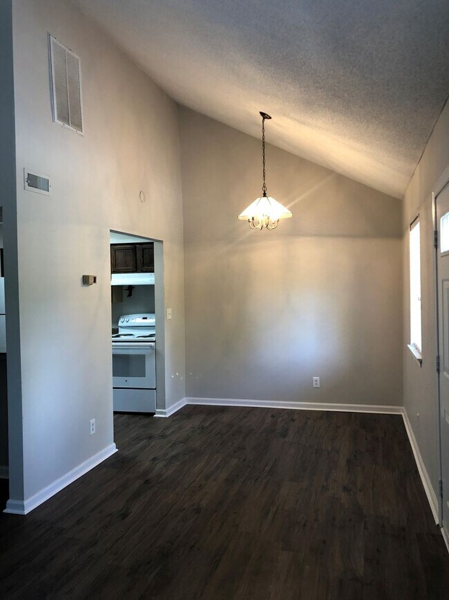Building Photo - Colonial Heights