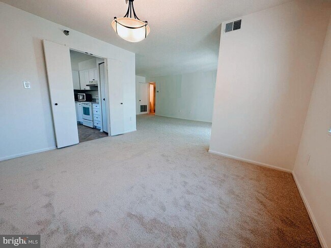 Foto del edificio - 15100 Interlachen Dr