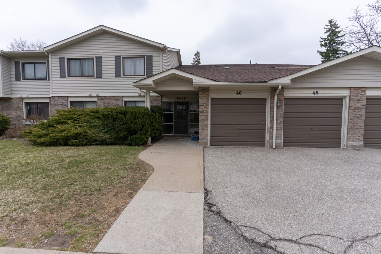 Photo principale - 2701-2701 Aquitaine Ave