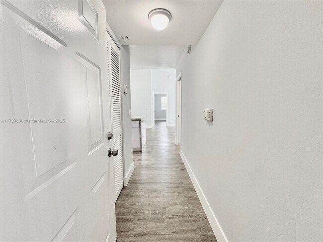Foto del edificio - 677 NW 170th Ter