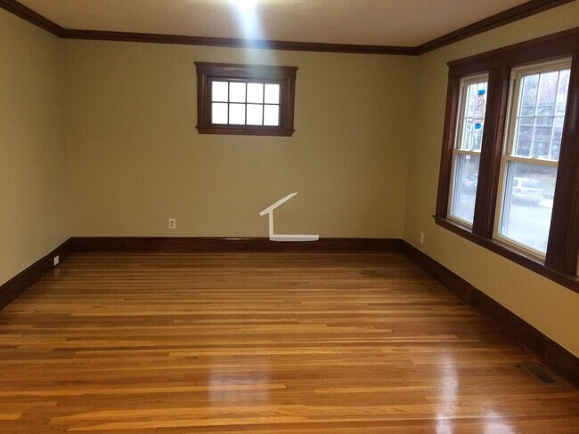 Building Photo - 3 BEDROOM 2 BATHROOM APARTMENT -  01-JAN-25