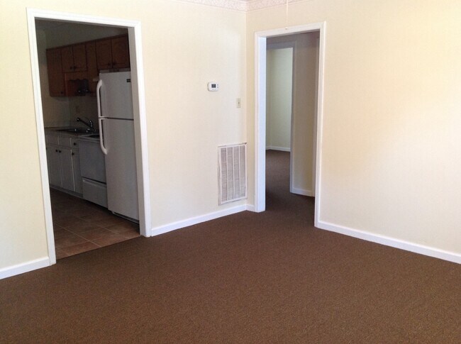 Building Photo - 2 Bedroom Duplex/ Rockingham