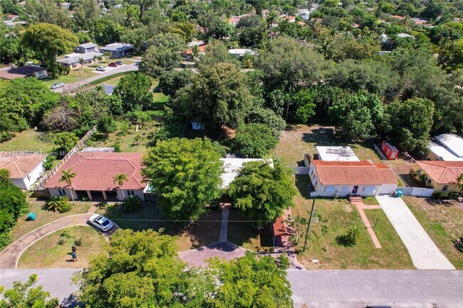 Foto del edificio - 1090 NE 115th St