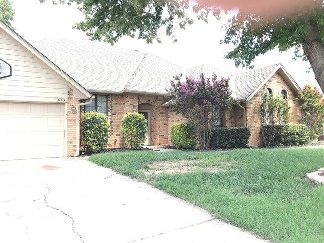 Building Photo - Spacious home in Edmond