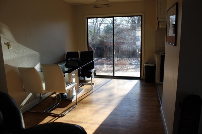 Foto del edificio - 1832 N Crestmore Ct