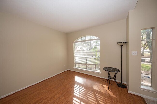 Foto del edificio - 6403 Drake Elm Dr