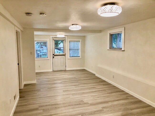 Entrance - 876 19th Av W