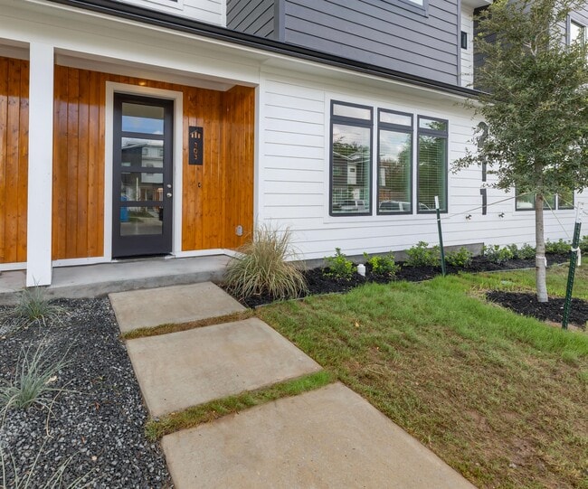 Building Photo - 214 Lynn Dr