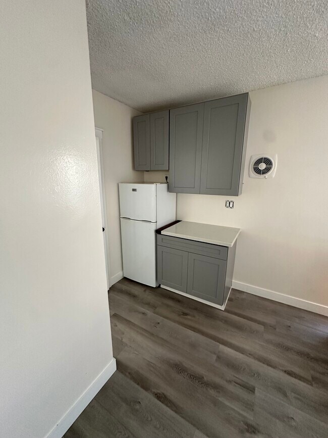 Foto del edificio - 12736 Mitchell Ave