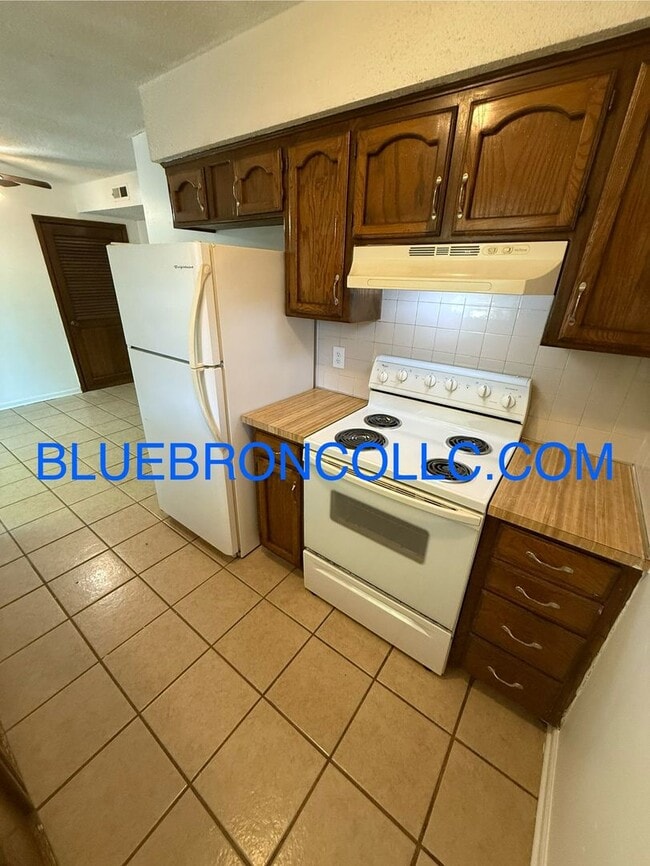 Building Photo - 717 NE Banner Dr