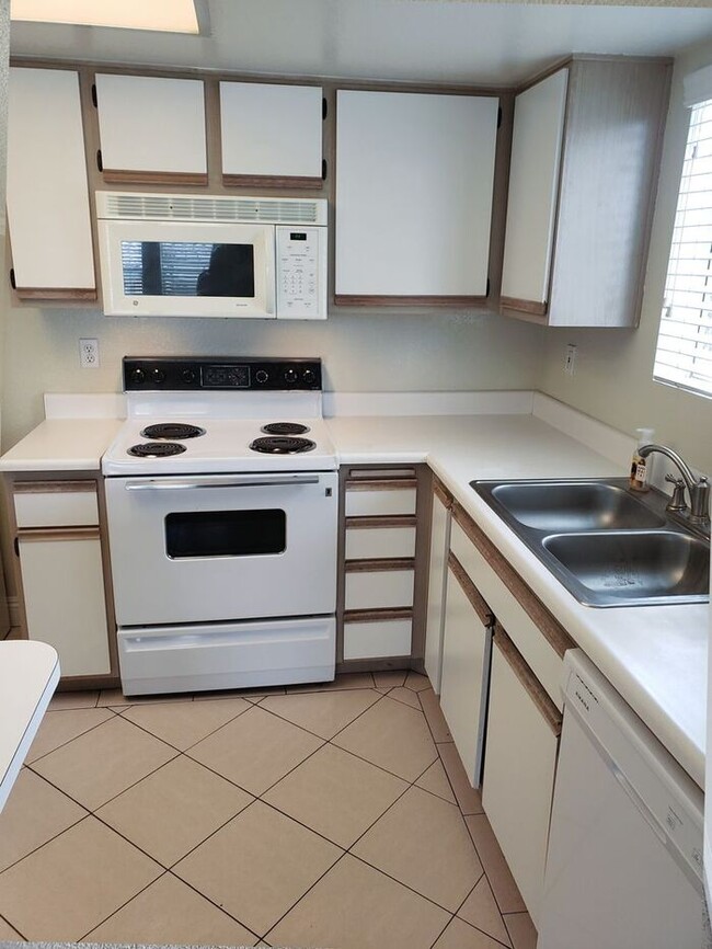 Building Photo - 1 Bedroom located in gated community.