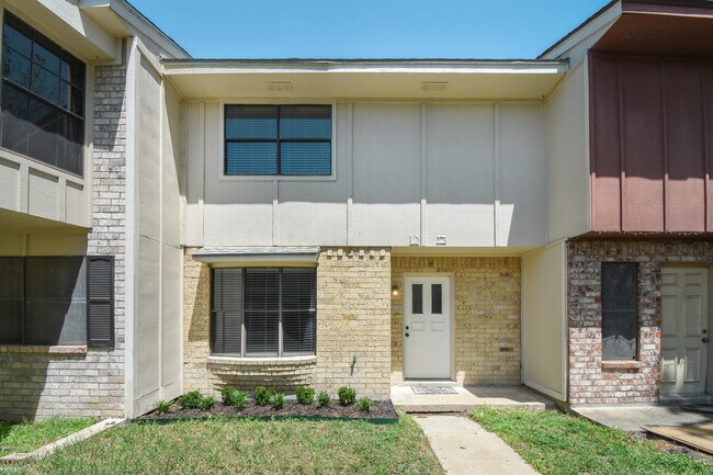 Building Photo - 207 Palmwood Dr