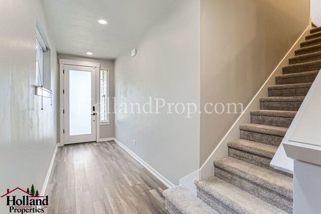 Foto del edificio - Modern Stylish 3-Bed Home in Prime Hillsbo...