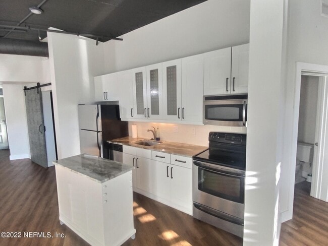 Building Photo - 2064 Herschel St