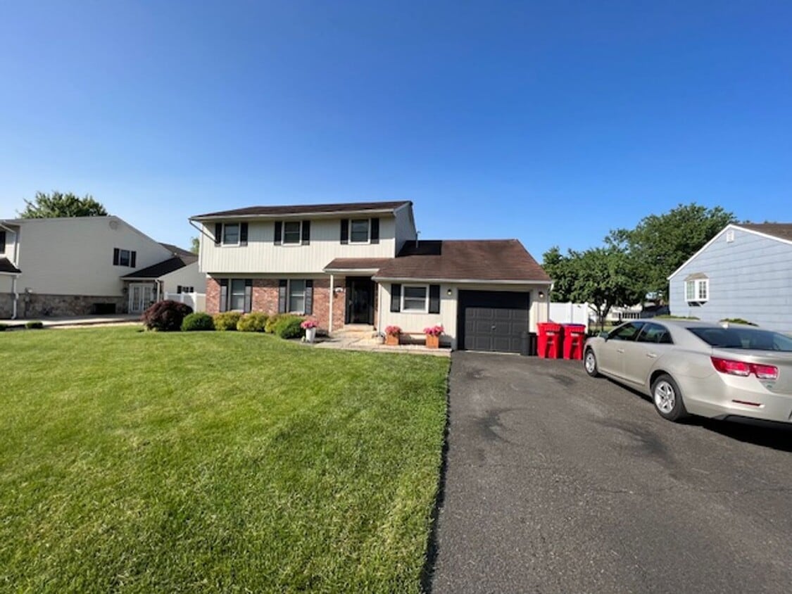 Primary Photo - Large Warminster Single home 4 bedrooms 3 ...