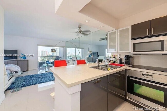 Building Photo - 400 Kings Point Dr