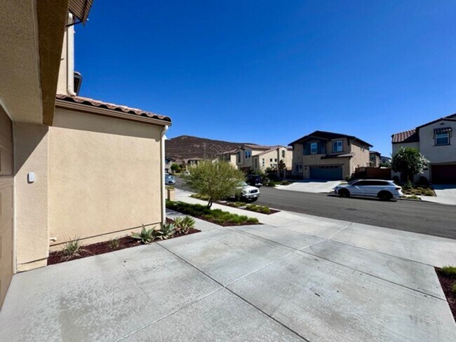 Building Photo - Elegant 4 Bedroom, 4.5 Bathroom Home with ...