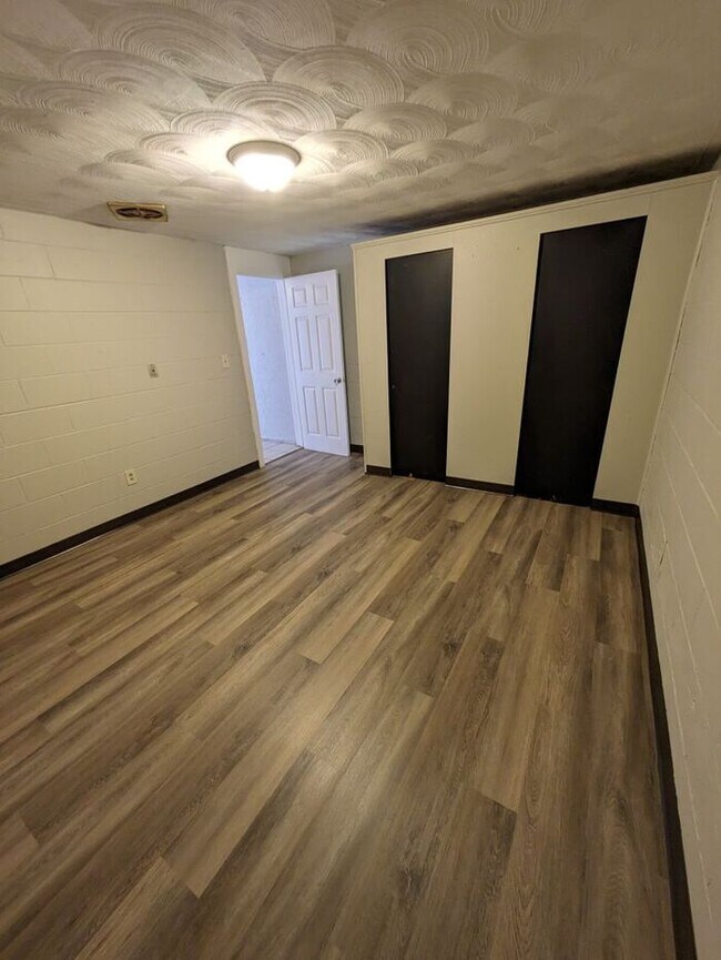 Building Photo - 2BD/1BA First Floor Unit in Hickory