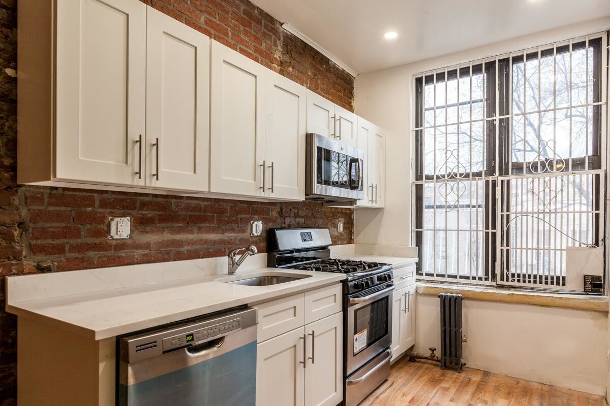 Primary Photo - 310 E 105th St