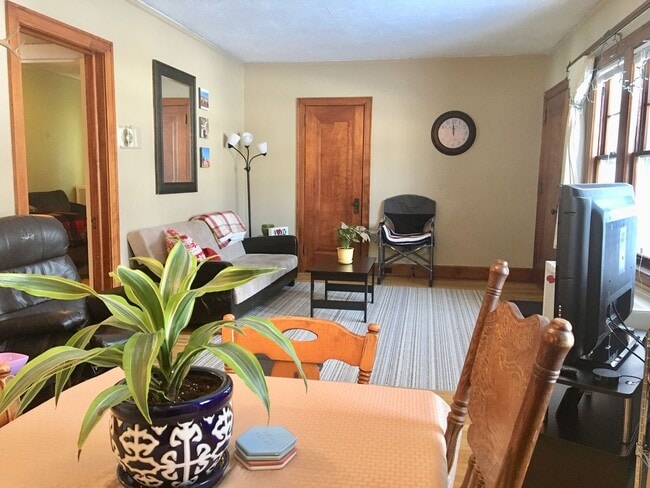 Building Photo - 908 E 4th St