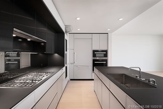 Building Photo - 300 Collins Ave