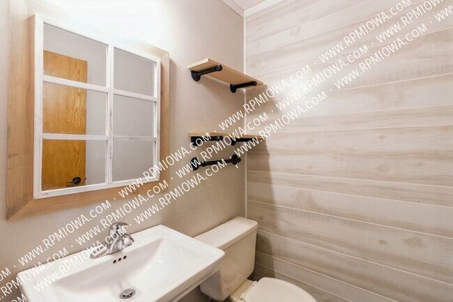 Foto del edificio - FINISHED BASEMENT WITH FENCED YARD-LEASE E...