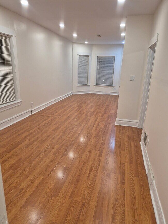 Sala de estar - 1244 E 70th St