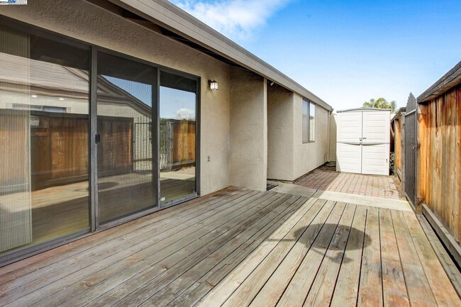 Building Photo - GREAT END UNIT, IMMACULATE SINGLE STORY, W...