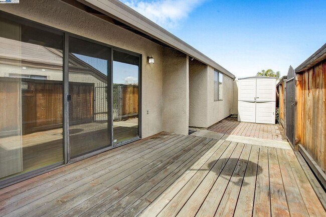 Foto del edificio - GREAT END UNIT, IMMACULATE SINGLE STORY, WITH LAMINATE FLOORING THROUGH OUT... 2 BEDS/1.5 BATH
