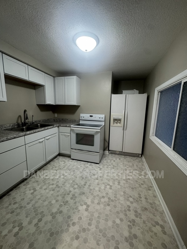 Building Photo - 220 N Main St