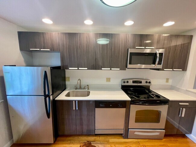 Foto del edificio - 2Bed / 1Bath in Newton - Next to MBTA Waba...