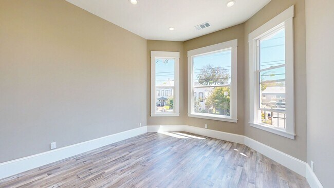 Building Photo - Stunning 2 Bedroom Upstairs Unit In Oaklan...
