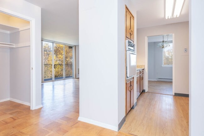 Building Photo - 1 Bed 1 Bath Condo in Barcroft Hills