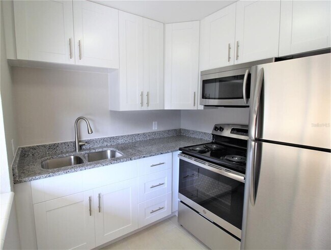 Foto del edificio - 3001 Bee Ridge Rd