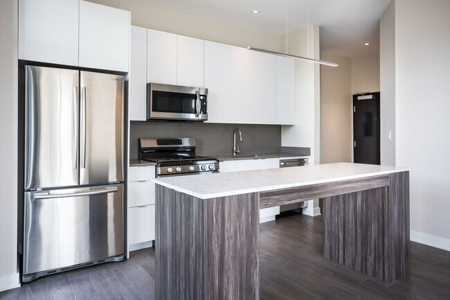 Building Photo - Luxe Logan Square