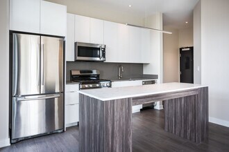 Building Photo - Luxe Logan Square