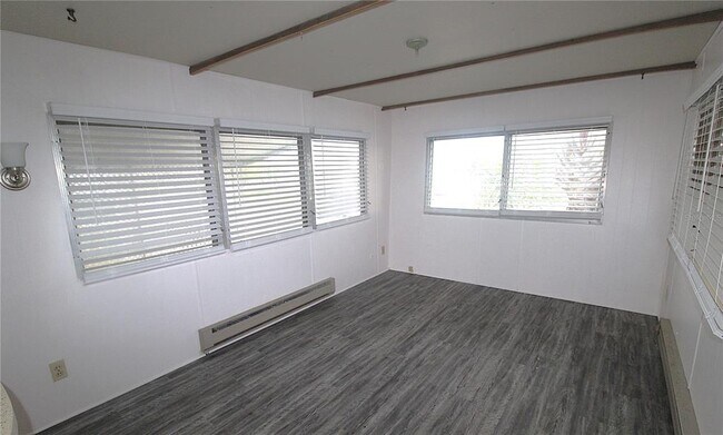 Foto del edificio - 512 50th Ave Dr W