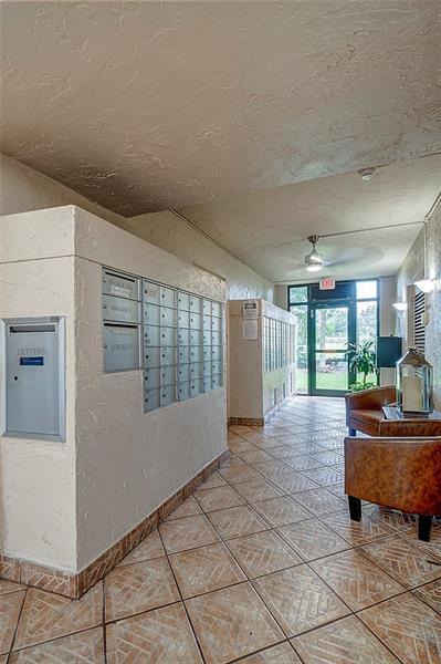 Building Photo - 250 Jacaranda Dr