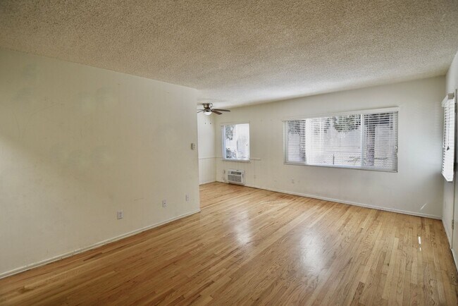 Foto del edificio - 5852 Hazeltine Ave