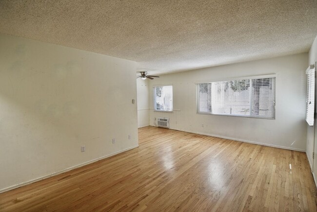 Building Photo - 5852 Hazeltine Ave