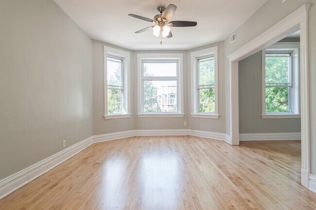 Living Room - 2627 N Francisco Ave