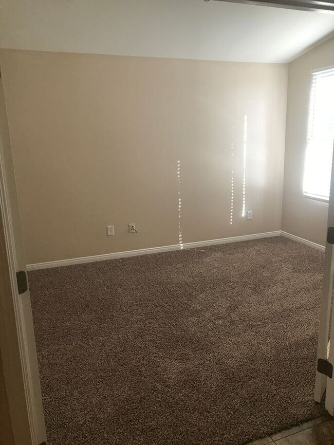 Building Photo - 4 bedroom, 2 bathroom home located near Stine Rd/ McKee Rd.