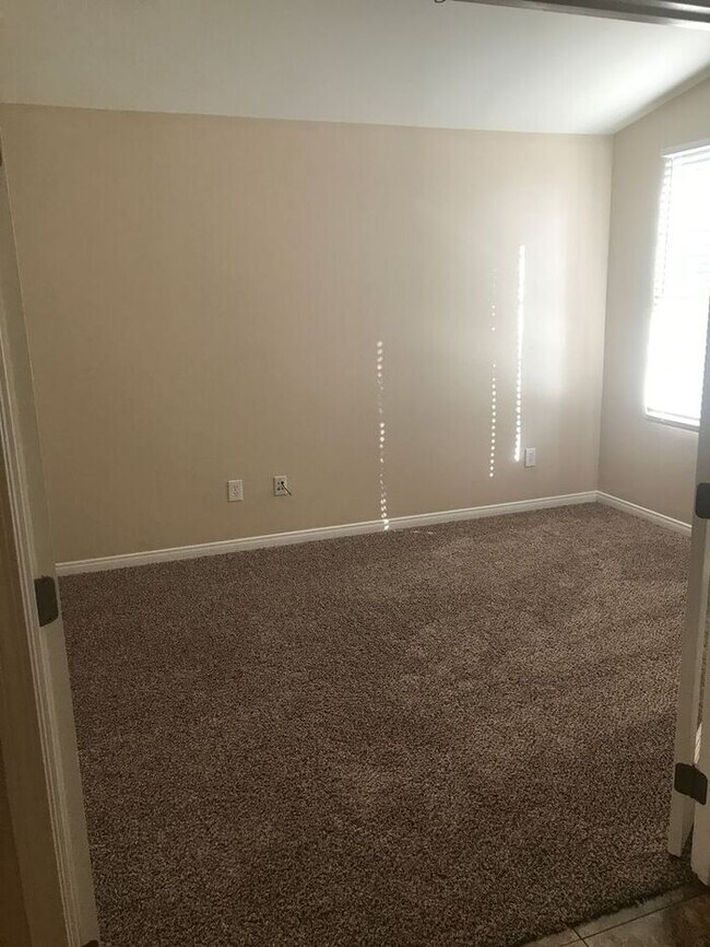 Foto del edificio - 4 bedroom, 2 bathroom home located near Stine Rd/ McKee Rd.