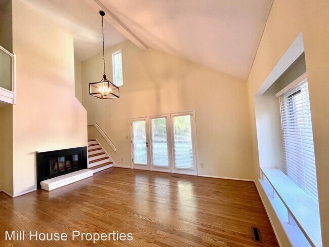 Building Photo - 3 br, 3 bath House - 107 Essex Drive