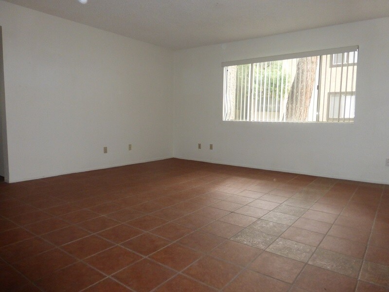 Foto principal - 700 W University Dr