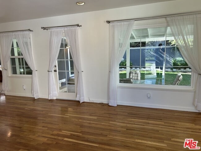 Foto del edificio - 5355 Rhea Ave